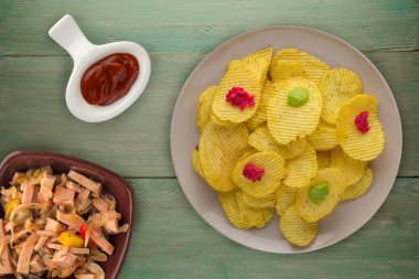 bir tabak patates cipsi. ahşap arka plan üzerinde fiş .