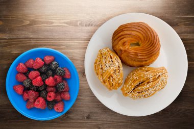 bir plaka üzerinde üç kek. kek bir ahşap zemin üzerinde. tatlı Üstten Görünüm 