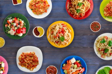 Makarna sebze ve sos bir tablo. Bir tabak spagetti. Akdeniz yemekleri