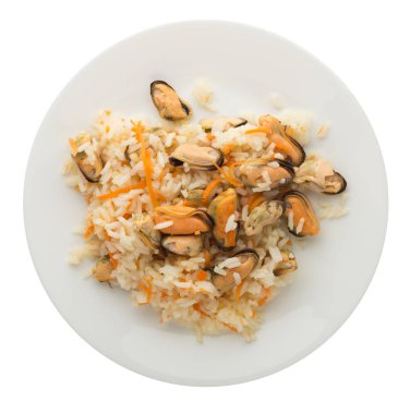 Midye ve bir plaka üzerinde havuç pirinç. Midye ve beyaz arka plan üzerinde izole havuç pirinç. üstten görünüm pirinç. Asya sağlıklı gıda