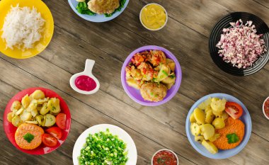      Lezzetli tecrübeli kızarmış domuz pirzolası baharatlı bir Marine pişmiş haşlanmış patates, salata ve sos ile servis edilir. Pirzola bir ahşap masa üstü bir plaka üzerinde göster