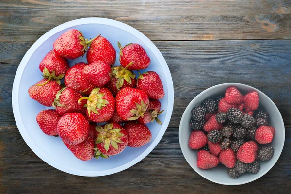 Strawberries Plate Strawberries Wooden Background Useful Food Vegan Nutrition — Stock Photo, Image