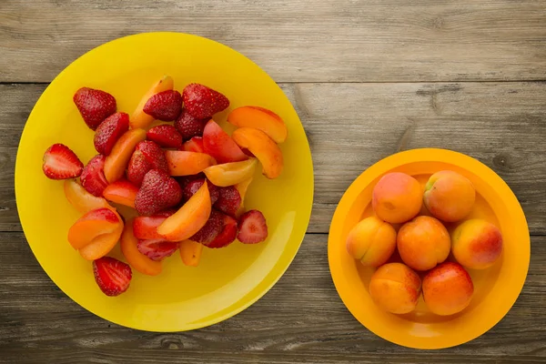 Healthy Food Strawberries Apricots Plate Fruits Wooden Background — Stock Photo, Image