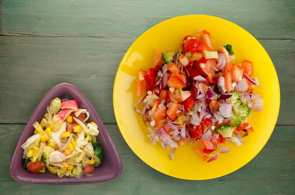 vegan gıda. salata bir tabakta sebze (biber, domates, soğan, brokoli) üzerinden. vegan salata ahşap arka plan üzerinde