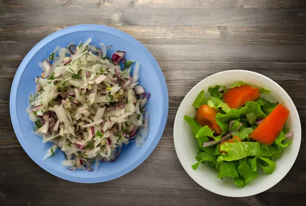 Salada Daikon Cebolas Endro Contexto Madeira Salada Uma Chapa — Fotografia de Stock