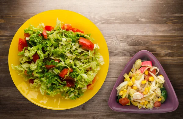 Comida Vegetariana Salada Tomate Repolho Uma Chapa Contexto Madeira Alimentos — Fotografia de Stock