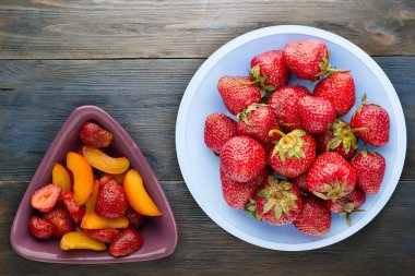 çilek bir plaka üzerinde. Çilek ahşap arka plan üzerinde. Yararlı gıda. Vegan beslenme .