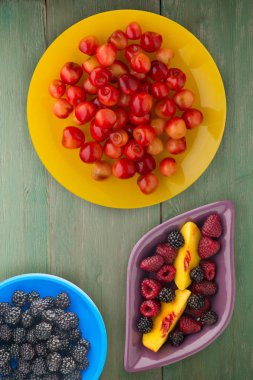 tatlı kiraz bir plaka üzerinde. tatlı Kiraz ahşap arka plan üzerinde. sağlıklı vejetaryen yemek.