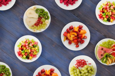 Meyve diyeti. Meyve ahşap arka plan üzerinde bir tabakta. Sağlıklı gıda .