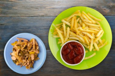  ahşap arka plan üzerinde patates kızartma. kızartma patates bir plaka üzerinde