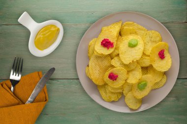 bir tabak patates cipsi. ahşap arka plan üzerinde fiş .