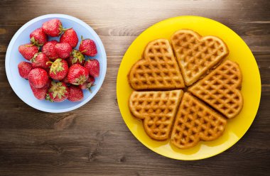 Belçika waffle ahşap arka plan. Waffle plaka üstten görünüm üzerinde