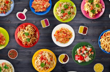 Makarna sebze ve sos bir tablo. Bir tabak spagetti. Akdeniz yemekleri