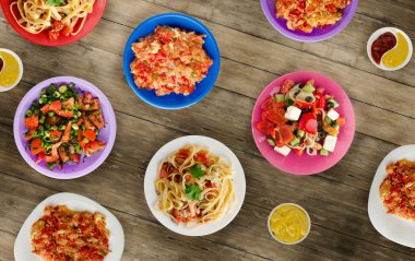 Makarna sebze ve sos bir tablo. Bir tabak spagetti. Akdeniz yemekleri