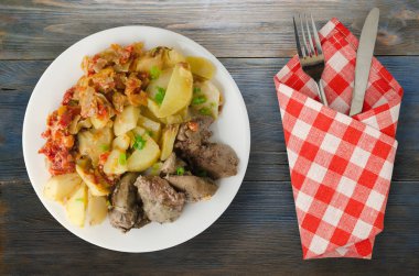  patates ve haşlanmış domates ile kızarmış karaciğer. ahşap arka plan üzerinde plaka üzerinde kızarmış karaciğer