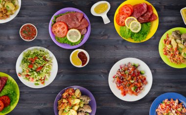 et yemekleri bir plaka üzerinde. bir tabak salata. masaya yiyecek bolluğu. Gıda üstten görünüm