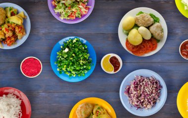      Lezzetli tecrübeli kızarmış domuz pirzolası baharatlı bir Marine pişmiş haşlanmış patates, salata ve sos ile servis edilir. Pirzola bir ahşap masa üstü bir plaka üzerinde göster