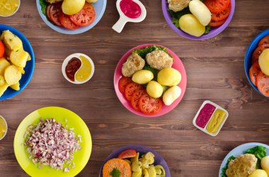      Lezzetli tecrübeli kızarmış domuz pirzolası baharatlı bir Marine pişmiş haşlanmış patates, salata ve sos ile servis edilir. Pirzola bir ahşap masa üstü bir plaka üzerinde göster