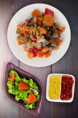 ahşap arka plan .sağlıklı gıda sebze güveç.