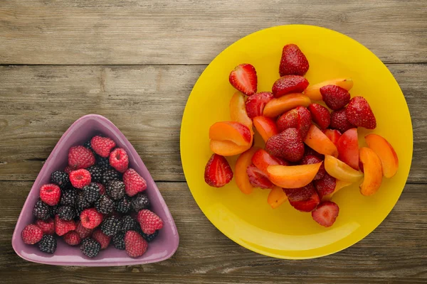 Comida Saludable Fresas Albaricoques Plato Frutos Sobre Fondo Madera — Foto de Stock