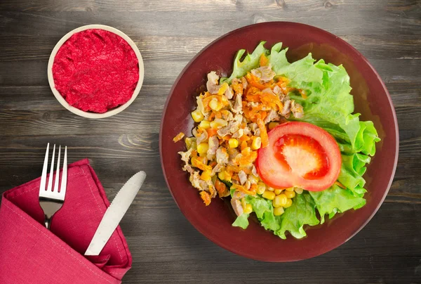 Ensalada Con Estómagos Pollo Con Zanahorias Maíz Ensalada Plato Ensalada —  Fotos de Stock