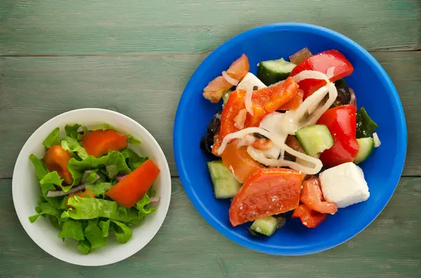 Salada Grega Fundo Madeira Salada Grega Uma Vista Superior Chapa — Fotografia de Stock