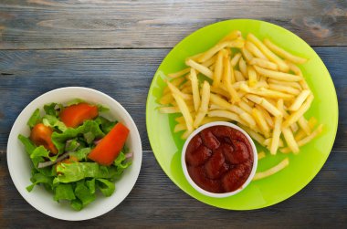  ahşap arka plan üzerinde patates kızartma. kızartma patates bir plaka üzerinde