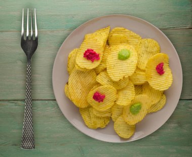 bir tabak patates cipsi. ahşap arka plan üzerinde fiş .