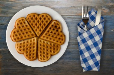 Belçika waffle ahşap arka plan. Waffle plaka üstten görünüm üzerinde