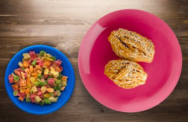 kek bir plaka üstüne susam ile görüntüleyin. Susam ahşap zemin ile kek