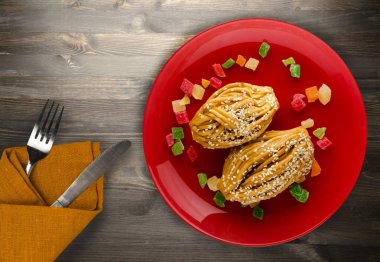 pasta plaka üstten görünüm sweets ile ahşap arka plan .cake üzerinde tatlılar