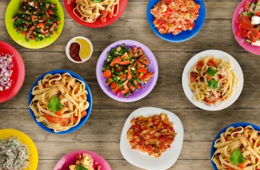 Makarna sebze ve sos bir tablo. Bir tabak spagetti. Akdeniz yemekleri