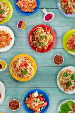 Makarna sebze ve sos bir tablo. Bir tabak spagetti. Akdeniz yemekleri