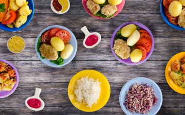      Lezzetli tecrübeli kızarmış domuz pirzolası baharatlı bir Marine pişmiş haşlanmış patates, salata ve sos ile servis edilir. Pirzola bir ahşap masa üstü bir plaka üzerinde göster