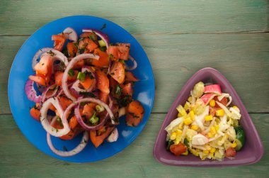 Vejetaryen Gıda. domates, soğan, rezene ahşap arka plan üzerinde bir tabakta. sağlıklı gıda