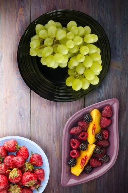 ahşap arka plan üzerinde üzüm. bir plaka üzerinde üzüm