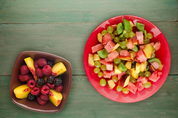 Salad sayuran buah di piring — Stok Foto