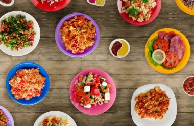                        Makarna sebze ve bir tabl sosu ile