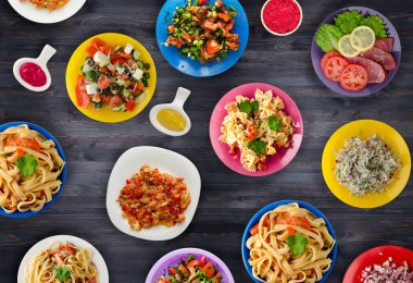                        Makarna sebze ve bir tabl sosu ile