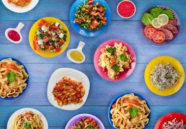                        Makarna sebze ve bir tabl sosu ile