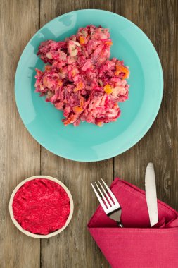 ringa altında bir plaka üzerinde bir kürk manto. Bir kürk manto altında ringa balığı