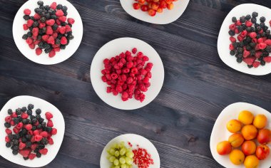 meyve bir plaka üzerinde. Vejetaryen Gıda ahşap arka plan üzerinde. vegan f