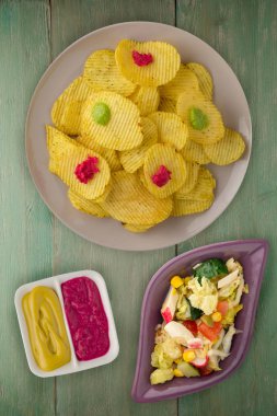 bir tabak patates cipsi. bir ahşap yongaları 