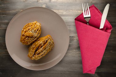 bir plaka üstüne susam ile kek görüntülemek.  