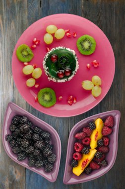 tatlı kek ve meyve (üzüm, kivi, nar) bir woode