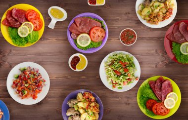 et yemekleri bir plaka üzerinde. bir tabak salata. yiyecek bolluğu