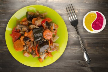 ahşap arka plan üzerinde sebze güveç 