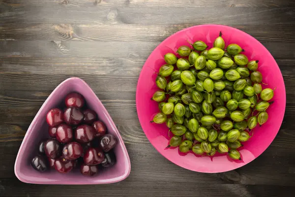 Gooseberries on plate  on wooden background. green gooseberry t — Stock Photo, Image