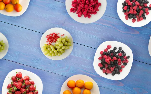 Frutas em um prato. comida vegetariana em fundo de madeira. vegan f — Fotografia de Stock