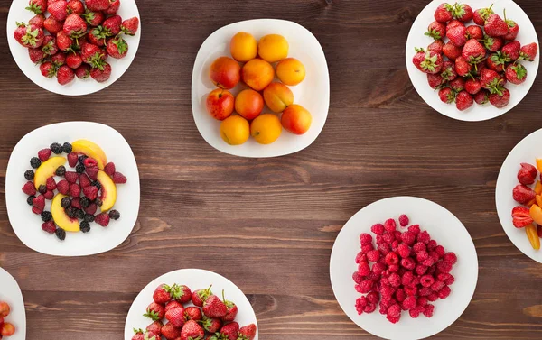 접시에 과일입니다. 나무 배경 채식 음식입니다. 채식주의 f — 스톡 사진